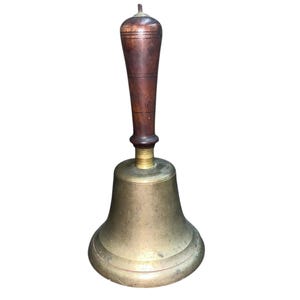 Campana escolar antigua de latón con mango de madera