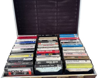 Porte-cassette 36 emplacements rempli avec divers artistes Bon état vintage