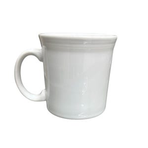 Könnte beinhalten: Eine weiße Keramiktasse mit rundem Henkel. Die Tasse hat eine glatte, glänzende Oberfläche und einen leicht ausgestellten Rand. Die Tasse ist für heiße oder kalte Getränke konzipiert.