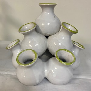 10 クラスター 陶器 つぼみ 花瓶 彫刻 イタリア製 ホワイト マーク シャルトリューズ アクセント付き