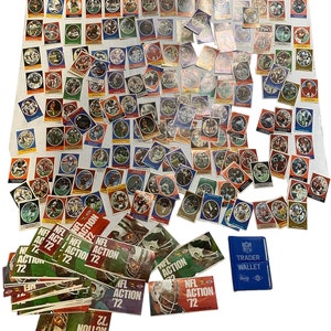 Puede incluir: Una colección de tarjetas de intercambio vintage NFL Action '72, incluyendo una billetera de tarjetas de intercambio de plástico azul. Las tarjetas presentan imágenes coloridas de jugadores y equipos de fútbol.