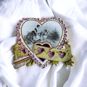 Valentijnsdagkaart Vintage meisje en cupido met hart en pijl paars en groen