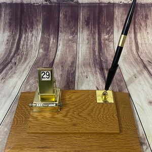 Calendario perpetuo de escritorio vintage de madera dorada de los años 70 con portalápices