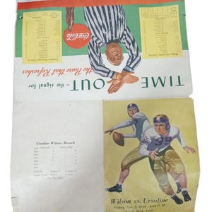 Könnte beinhalten: Vintage Football-Programm mit Coca-Cola-Werbung und einer Schiedsrichter-Illustration. Das Programm enthält ein Spiel zwischen Wilson und Ursuline mit Teamaufstellungen und Spielinformationen. Die Farben sind Grün, Rot, Weiß und Schwarz.