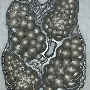 Vintage RWP The Wilton Co Grapes Cluster Metal Mold