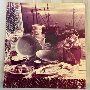 Póster promocional de cartón pluma con temática náutica y de mariscos de Vintage Hall China