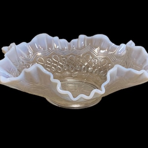 Centro de mesa con cuenco opalescente blanco de 20 cm y muchos bucles de vidrio Jefferson antiguo, década de 1900