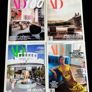 Może przedstawiać: Cztery okładki magazynu Architectural Digest prezentujące różne projekty architektoniczne i wnętrzarskie. Okładki przedstawiają salon z niebieską welurową sofą, taras przy basenie z palmami, pływający dom i kobietę w złotej cekinowej sukience.