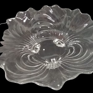 Plato de postre vintage Cambridge Caprice de vidrio transparente con tres patas
