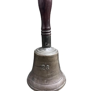 Campana escolar antigua de latón grande con mango de madera