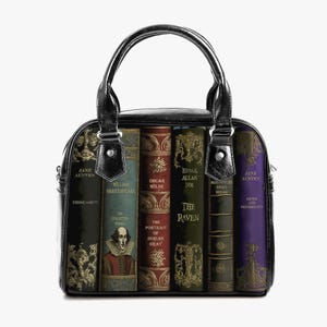 Pode incluir: Uma bolsa preta com um design tem&aacute;tico de livros. A frente da bolsa apresenta uma fila de livros antigos com t&iacute;tulos como "O Corvo", "O Retrato de Dorian Gray" e "Persuas&atilde;o".