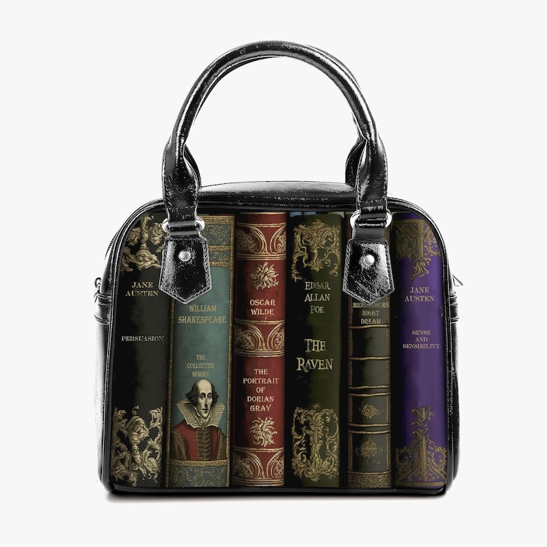 Pode incluir: Uma bolsa preta com um design tem&aacute;tico de livros. A frente da bolsa apresenta uma fila de livros antigos com t&iacute;tulos como "O Corvo", "O Retrato de Dorian Gray" e "Persuas&atilde;o".
