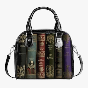 Pode incluir: Bolsa de m&atilde;o de couro preto com um design tem&aacute;tico de livros. A frente da bolsa apresenta uma fila de seis livros com t&iacute;tulos como "Persuas&atilde;o", "O Corvo" e "Raz&atilde;o e Sensibilidade".