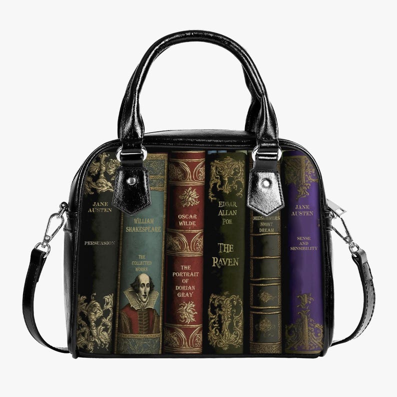 Pode incluir: Bolsa de m&atilde;o de couro preto com um design tem&aacute;tico de livros. A frente da bolsa apresenta uma fila de seis livros com t&iacute;tulos como "Persuas&atilde;o", "O Corvo" e "Raz&atilde;o e Sensibilidade".