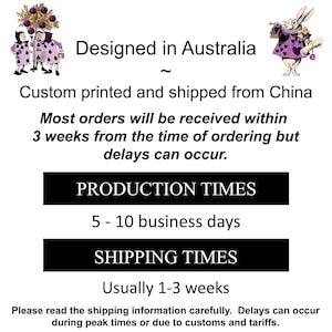 K&ouml;nnte beinhalten: Bild mit Text: "Designed in Australia", "Custom printed and shipped from China". Enth&auml;lt "PRODUCTION TIMES" und "SHIPPING TIMES" mit gesch&auml;tzten Lieferzeiten. Enth&auml;lt Illustrationen von Alice im Wunderland.