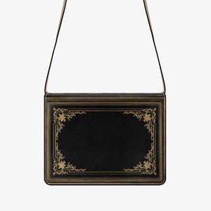 K&ouml;nnte beinhalten: Eine schwarze Umh&auml;ngetasche, die wie ein antikes Buch gestaltet ist. Die Tasche hat goldfarbene, verzierte Details an den R&auml;ndern und einen passenden Riemen. Die rechteckige Form und das klassische Design der Tasche wirken zeitlos elegant.