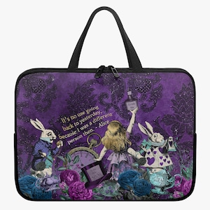 Könnte beinhalten: Lila Laptop-Hülle mit einem Design aus Alice im Wunderland. Das Design zeigt Alice, das weiße Kaninchen und andere Charaktere, mit dem Zitat "It's no use going back to yesterday..." aufgedruckt.