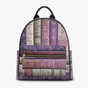 Könnte beinhalten: Ein Rucksack mit einem Design aus gestapelten Büchern, darunter Titel wie "Pride and Prejudice" und "Sense and Sensibility" von Jane Austen. Die Tasche hat einen schwarzen Griff und Reißverschluss, mit einer Farbpalette aus Lila, Rosa und Creme.