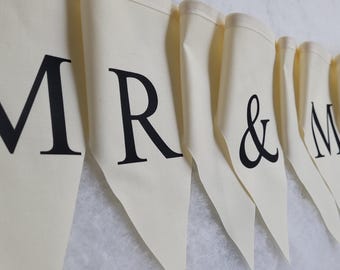Guirnalda nupcial personalizada "Sr. y Sra." (añadir apellido). Fabricada en Inglaterra. Disponible en muchos colores.