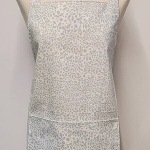 Delantal adulto mediano con bolsillo. Diseño floral gris, 100% algodón. Hecho en Inglaterra
