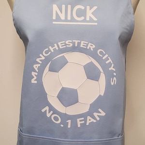 Fan Manchesteru City nr 1 - możliwość personalizacji. Duży fartuch dla dorosłych z kieszenią. Wyprodukowano w Anglii