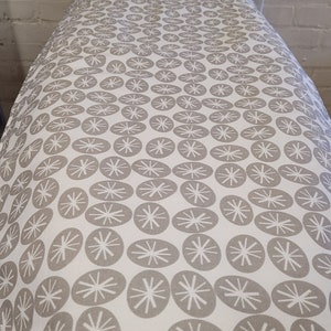 Housse pour table à repasser. Blanc avec motif gris. Fabriqué en Angleterre