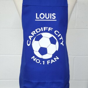 Fan Cardiff City nr 1 - możliwość personalizacji. Średniej wielkości fartuch dla dorosłych z kieszenią. Wyprodukowano w Anglii