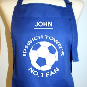 Fan Ipswich nr 1 - możliwość personalizacji. Średniej wielkości fartuch dla dorosłych z kieszenią. Wyprodukowano w Anglii