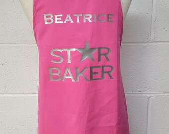 Middelgroot roze schort - Star Baker-ontwerp gemaakt in Engeland. Optie om te personaliseren