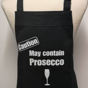 Rozmiar: Mały, drukowany fartuch dla dorosłych - może zawierać opcję prosecco umożliwiającą personalizację.