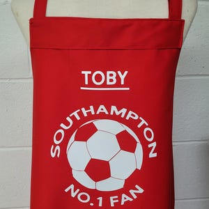 Fan Southampton nr 1 - możliwość personalizacji. Średniej wielkości fartuch dla dorosłych z kieszenią. Wyprodukowano w Anglii