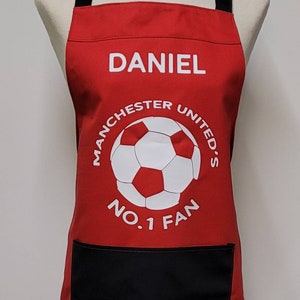 Éventail n° 1 de Manchester United - à personnaliser. Grand tablier adulte avec poche. Fabriqué en Angleterre