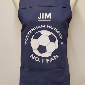 Fan nr 1 Tottenhamu Hotspurs - możliwość personalizacji. Średniej wielkości fartuch dla dorosłych z kieszenią. Wyprodukowano w Anglii