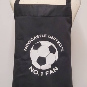 Fan Newcastle nr 1 - możliwość personalizacji. Średniej wielkości fartuch dla dorosłych z kieszenią. Wyprodukowano w Anglii