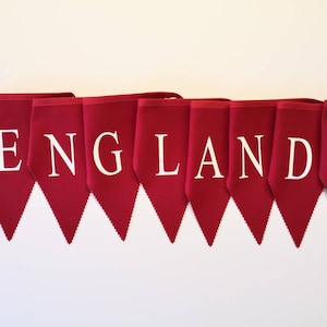 England gedruckt Ammer - rote Stofffahnen mit weißem Druck. Made in England
