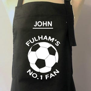 kibic fulham nr 1 - możliwość personalizacji. Średni fartuch dla dorosłych z kieszenią. Wyprodukowano w Anglii