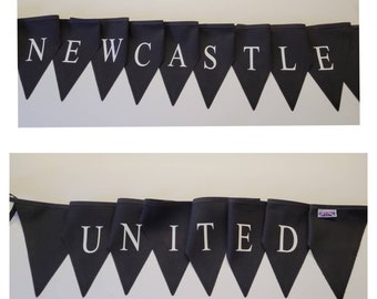 Newcastle United bedrukte vlaggenlijn - zwarte vlaggen met witte letters