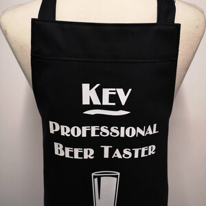 Med Professional beer tasting - opcja personalizacji. Średniej wielkości fartuch dla dorosłych z kieszenią. Dostępny w kolorze czarnym, czerwonym, różowym lub szarym.