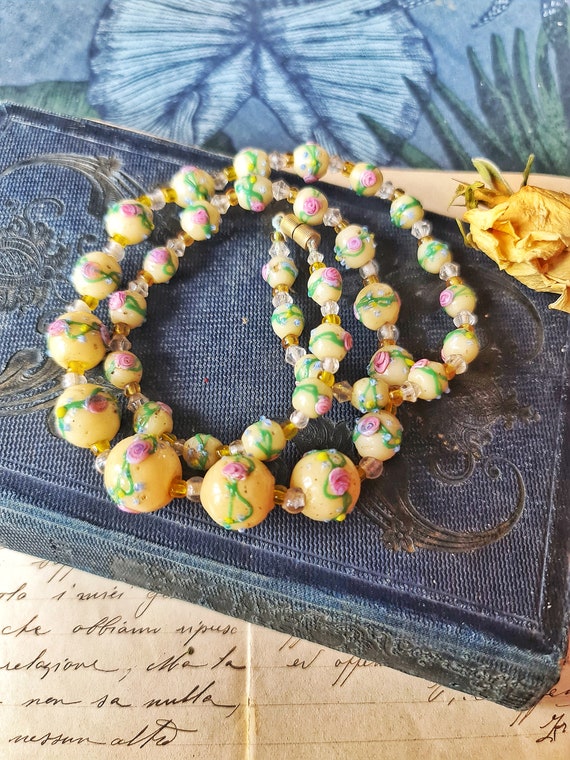 Collana a cascata con perline e varie misure di perle di vetro e cr
