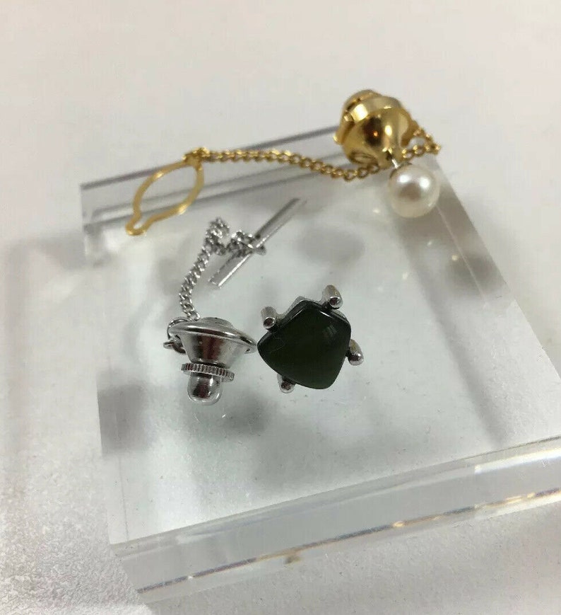 Sarah Coventry Tie Tack Pin Silver Tone Green Gemstone Vintage /& pearl tie tack
