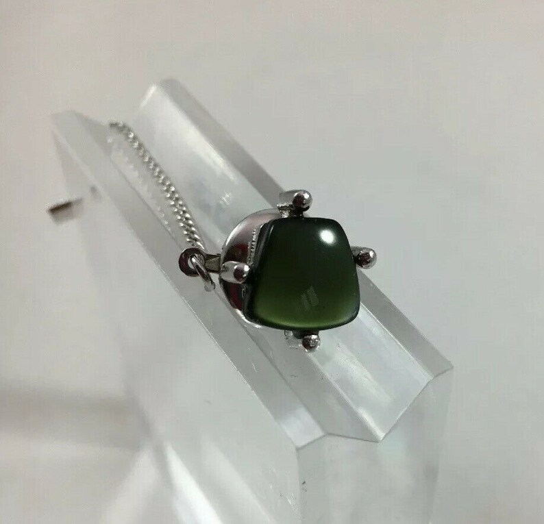 Sarah Coventry Tie Tack Pin Silver Tone Green Gemstone Vintage /& pearl tie tack