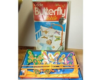 Vintage Neuf jamais utilisé Mobile lit bébé années 1960 Papillons couleurs boite d'origine plastique celluloid Livraison Gratuite Canada USA