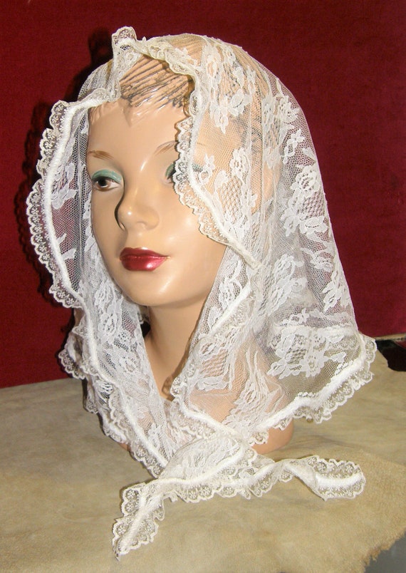 Choosing the Right Antique Lace Dress