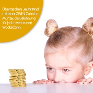 K&ouml;nnte beinhalten: Ein junges M&auml;dchen mit blonden Haaren in Z&ouml;pfen schaut auf einen Stapel goldfarbener Zahnfeem&uuml;nzen. Der Text auf dem Bild lautet: "&Uuml;berraschen Sie Ihr Kind mit einer ZWEN Zahnfee M&uuml;nze, als Belohnung f&uuml;r jeden verlorenen Wackelzahn."