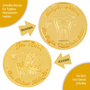 K&ouml;nnte beinhalten: Zwei goldfarbene M&uuml;nzen mit einem Zahnfee-Motiv. Die Vorderseite zeigt einen l&auml;chelnden Zahn mit dem Text "Zahnfee M&uuml;nze F&uuml;r Tapfere Wackelzahn Helden". Die R&uuml;ckseite zeigt eine Zahnfee mit Fl&uuml;geln und einem Zauberstab, mit dem Text "F&uuml;r Dich Von Deiner Zahnfee".