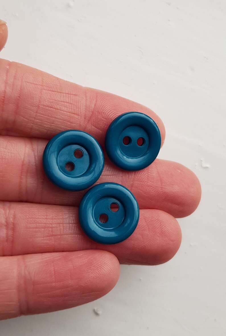 Cardigan Carsini Italian Shiny Plastic Buttons x 10pcs 2 HOLE 15mm