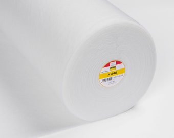 Rembourrage pour rembourrage en molleton thermocollant léger, taille moyenne H640, thermocollant sur fond blanc. 90 cm de large.