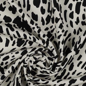 Tecido para vestido Challis 100% Viscose com estampa animal off white e preto por 1 2 m