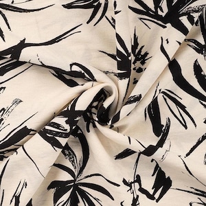 Tecido de costura crepe viscose com estampa abstrata preta e creme por 1 2 m