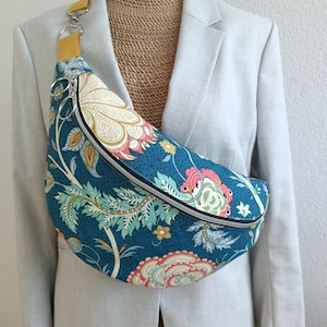 Sac banane femme en coton imprimé fleurs indiennes sur fond bleu, style ethnique.